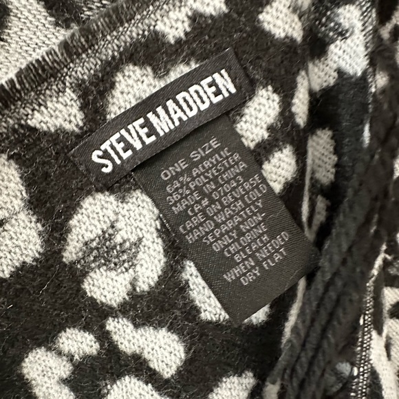 Steve Madden Leopard Oversized Reversible Blanket Scarf - Picture 4 of 6